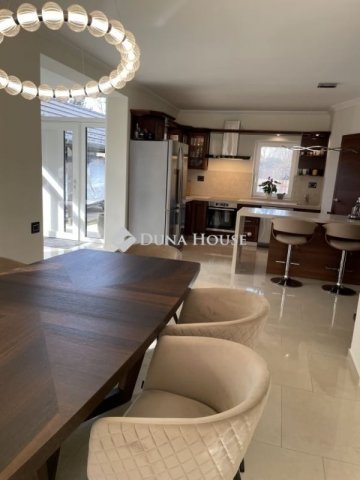 Eladó családi ház, Velencén 198.7 M Ft, 4 szobás