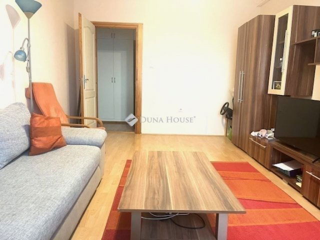 Eladó panellakás, Pécsett 52.9 M Ft, 4 szobás