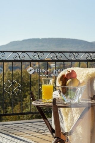 Eladó családi ház, Szentendrén 529.9 M Ft, 6 szobás