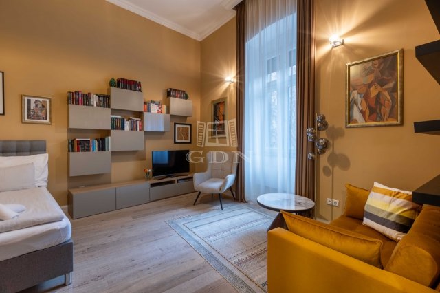 Eladó téglalakás, Budapesten, VI. kerületben 69 M Ft, 1 szobás