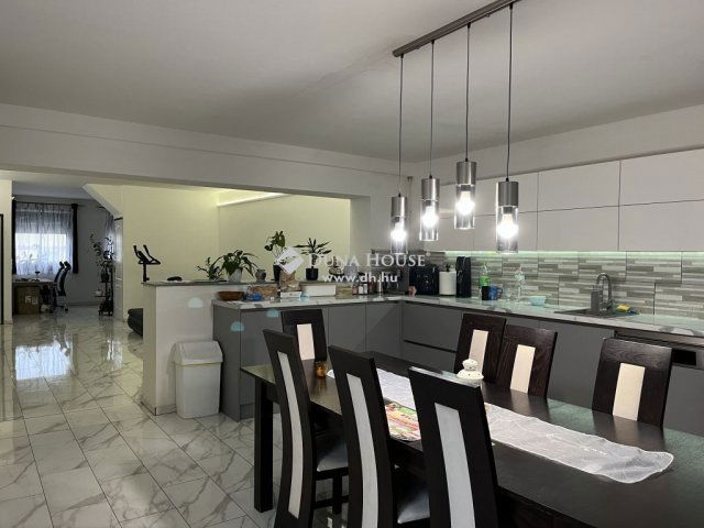 Eladó családi ház, Bonyhádon 248.951 M Ft, 9 szobás