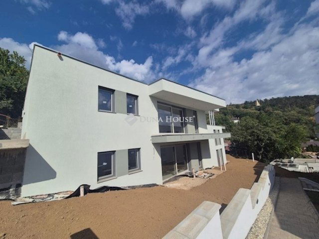 Eladó téglalakás, Pécsett 120 M Ft, 3 szobás