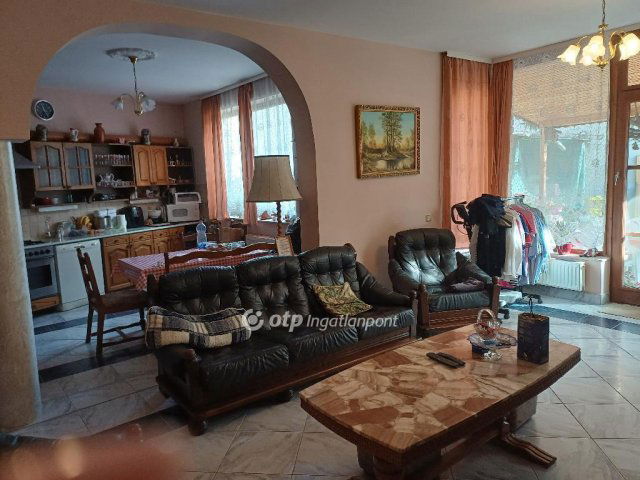 Eladó családi ház, Egerben 109.9 M Ft, 2+1 szobás