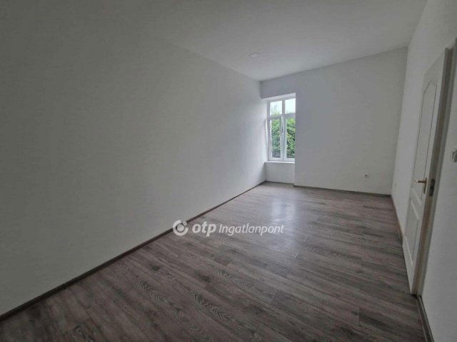 Eladó téglalakás, Tápiószelén 34.99 M Ft, 4 szobás