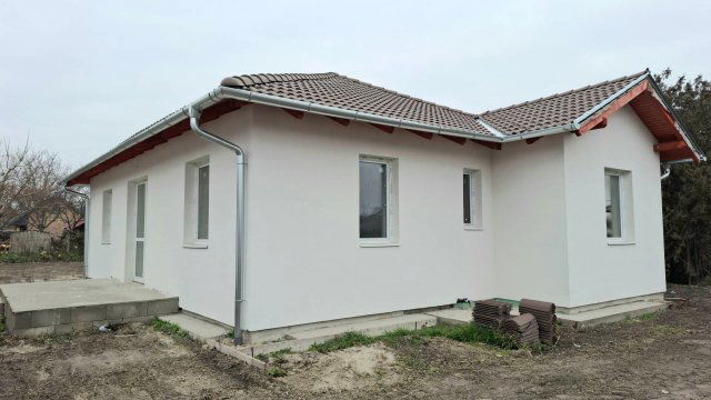 Eladó ikerház, Kiskunlacházán 72 M Ft, 4 szobás
