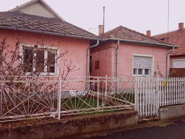 Eladó családi ház, Fehérgyarmaton 26 M Ft, 2 szobás