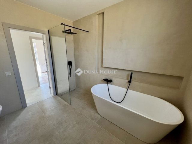 Eladó családi ház, Pécsett 127.9 M Ft, 4 szobás