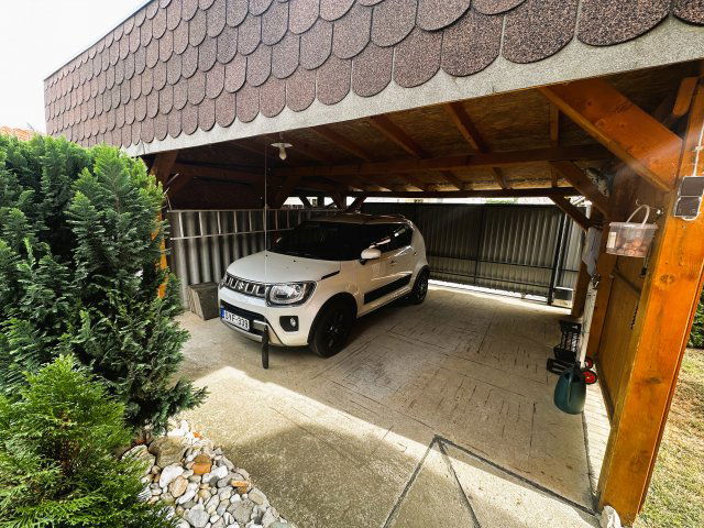 Eladó családi ház, Pécsett 81.9 M Ft, 2 szobás