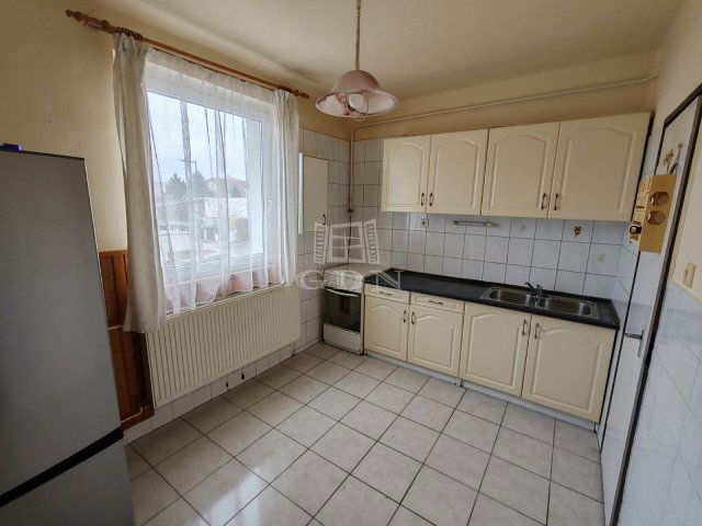 Eladó téglalakás, Veszprémben 79.8 M Ft, 3 szobás