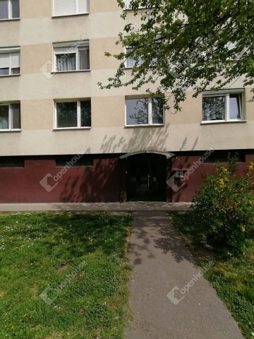 Eladó panellakás, Győrött 39.9 M Ft, 1 szobás