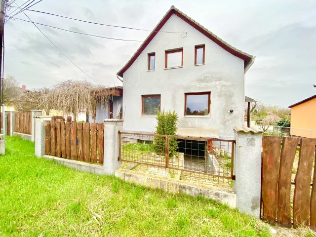 Eladó családi ház, Komáromban 62 M Ft, 7 szobás
