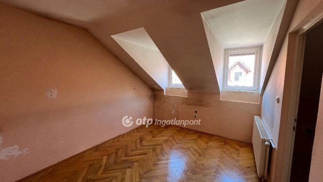 Eladó téglalakás, Pápán 34.9 M Ft, 3+1 szobás