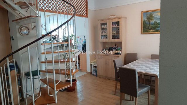 Eladó családi ház, Szentmártonkátán 77 M Ft, 6 szobás