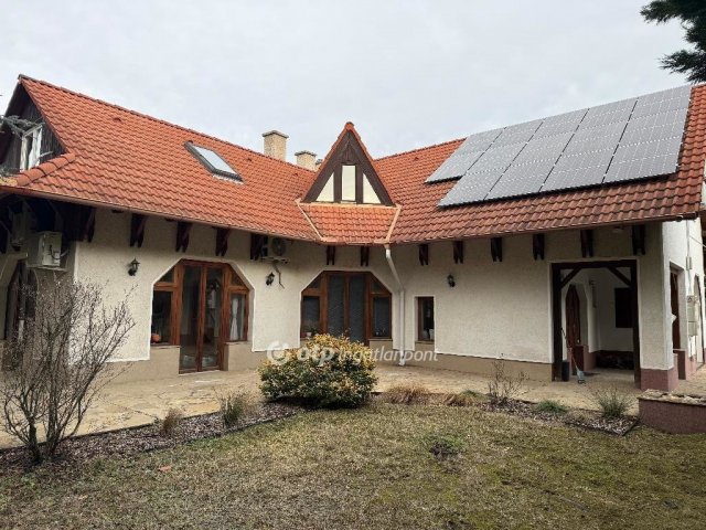 Eladó családi ház, Székesfehérvárott 199 M Ft, 8+1 szobás