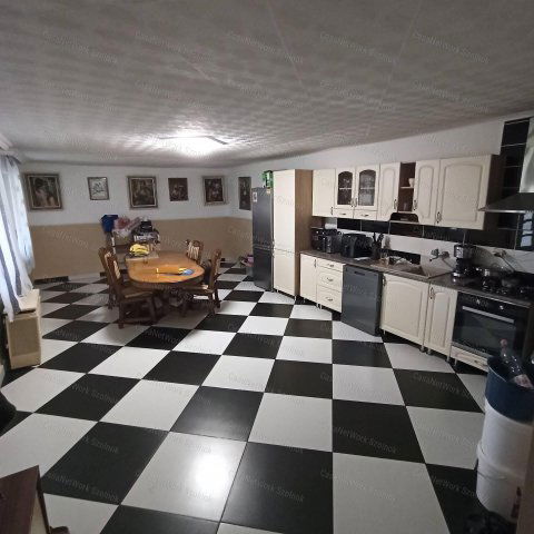 Eladó családi ház, Újszászon 18 M Ft, 4+1 szobás