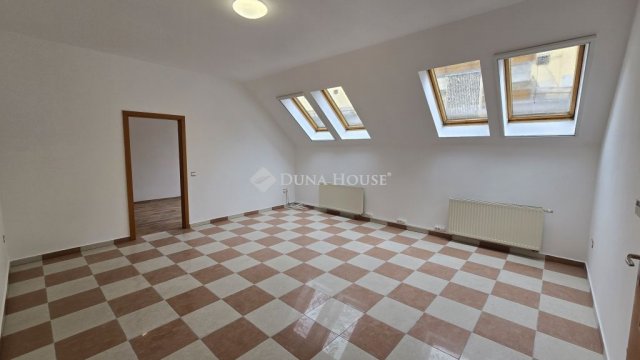 Eladó téglalakás, Veszprémben, Jókai Mór utcában 70 M Ft