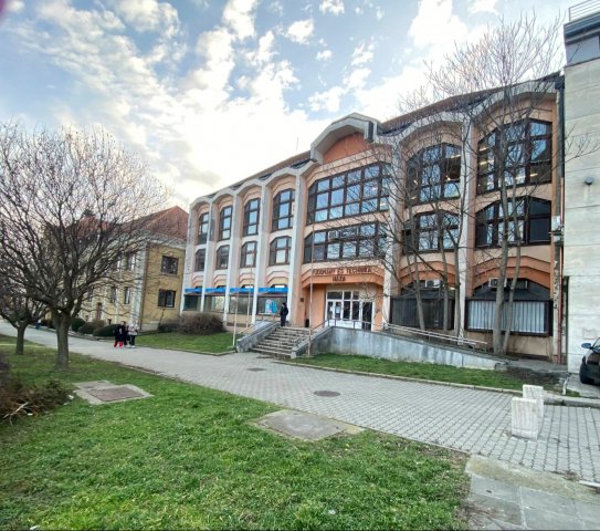 Eladó üzlethelyiség, Pécsett 250 M Ft, 8 szobás