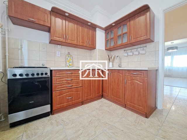 Eladó panellakás, Szegeden 67.5 M Ft, 3 szobás