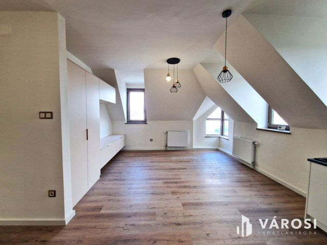 Eladó ipari ingatlan, Békéscsabán 175 M Ft, 7 szobás