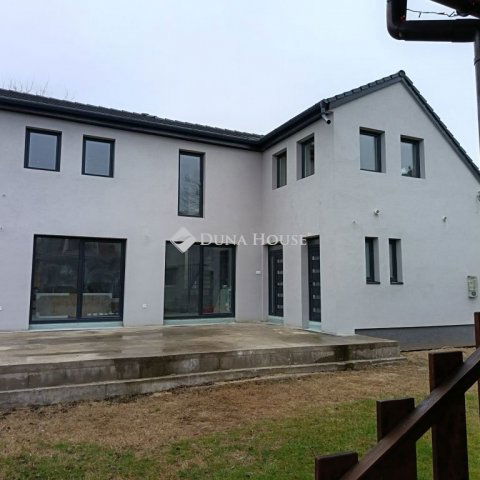 Eladó családi ház, Tápiószentmártonon 81.99 M Ft, 5 szobás