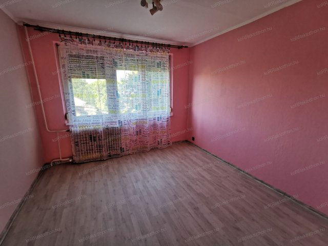 Eladó panellakás, Jászberényben 31.9 M Ft, 3 szobás