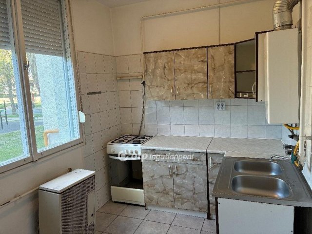 Eladó panellakás, Békésen 24 M Ft, 2 szobás