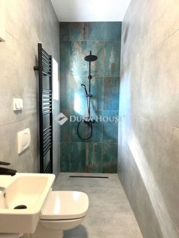 Eladó téglalakás, Pécsett 79.9 M Ft, 3 szobás