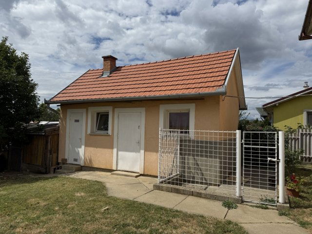 Eladó családi ház, Pécsett 115 M Ft, 3 szobás