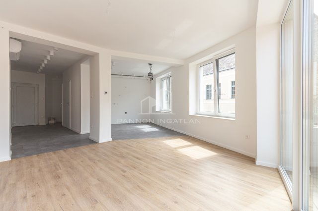 Eladó téglalakás, Veszprémben 77.5 M Ft, 3 szobás