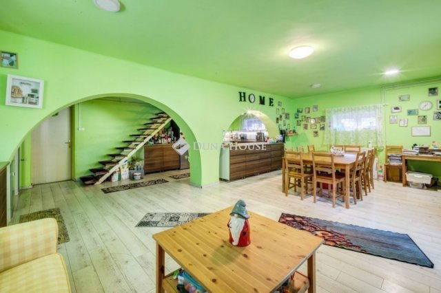 Eladó családi ház, Gödön 160 M Ft, 12 szobás