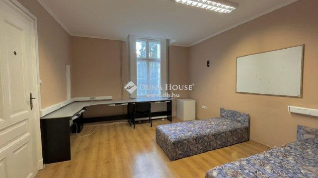 Eladó téglalakás, Szombathelyen 69 M Ft, 4 szobás