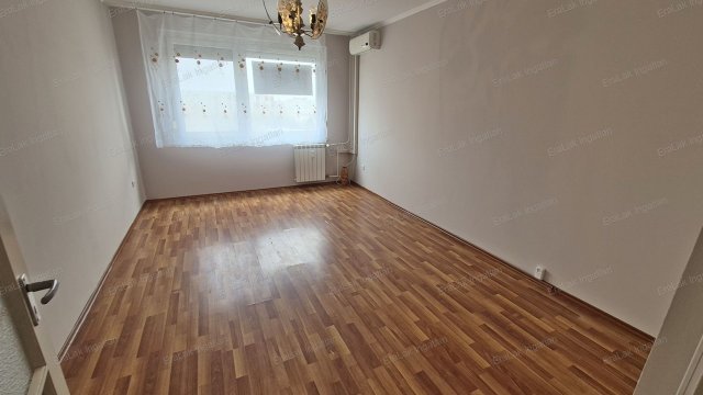 Eladó panellakás, Győrött 54.99 M Ft, 3 szobás