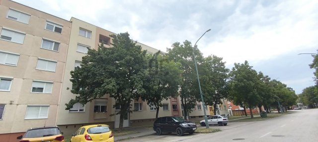 Eladó panellakás, Ajkán 30.8 M Ft, 2 szobás