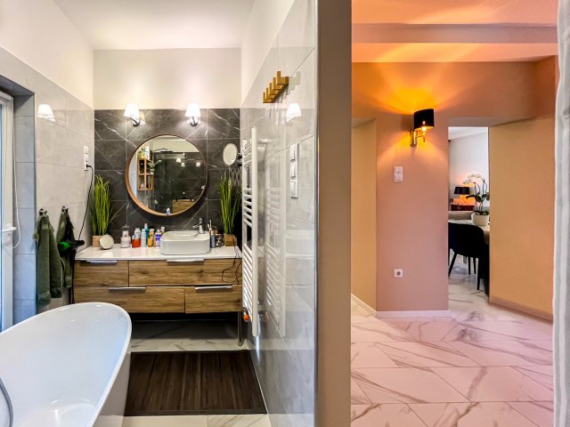 Eladó családi ház, Balatonföldváron 360 M Ft, 7 szobás