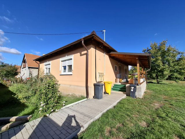 Eladó családi ház, Mérán 26.5 M Ft, 2+1 szobás