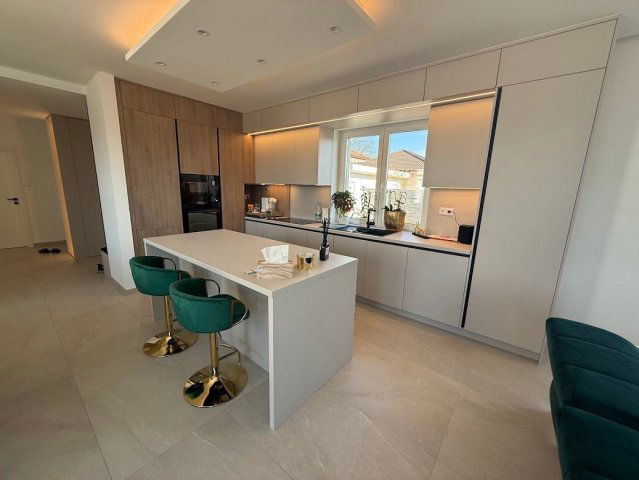 Eladó téglalakás, Kecskeméten 110 M Ft, 4+2 szobás