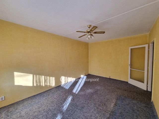 Eladó panellakás, Pápán 38.5 M Ft, 1+3 szobás