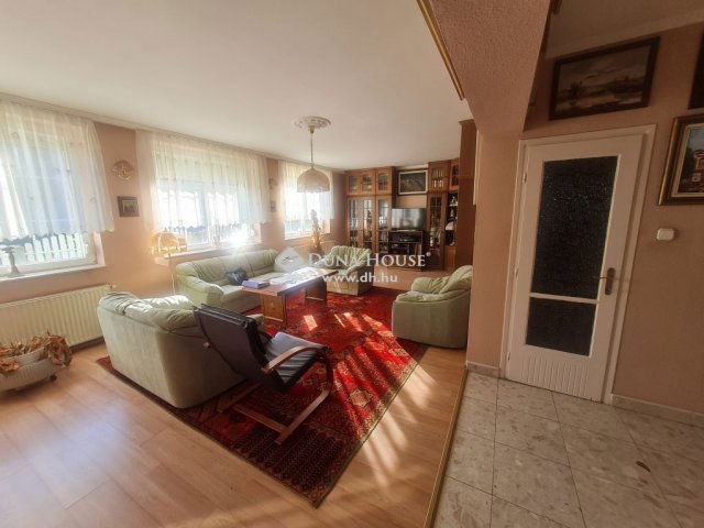Eladó családi ház, Siófokon 99 M Ft, 11 szobás