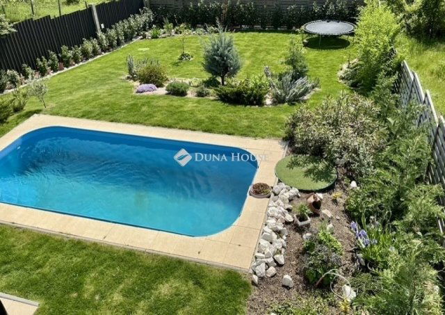 Eladó családi ház, Szadán 265 M Ft, 6 szobás