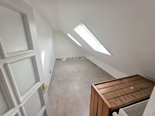 Eladó családi ház, Dabason 89.9 M Ft, 8 szobás