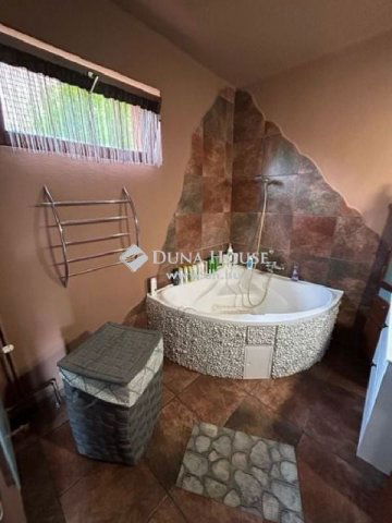 Eladó családi ház, Vecsésen 110 M Ft, 5 szobás