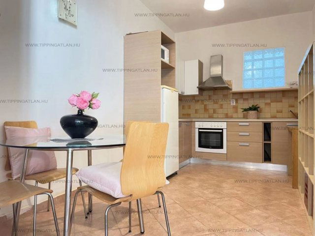 Eladó téglalakás, Budapesten, VI. kerületben, Eötvös utcában