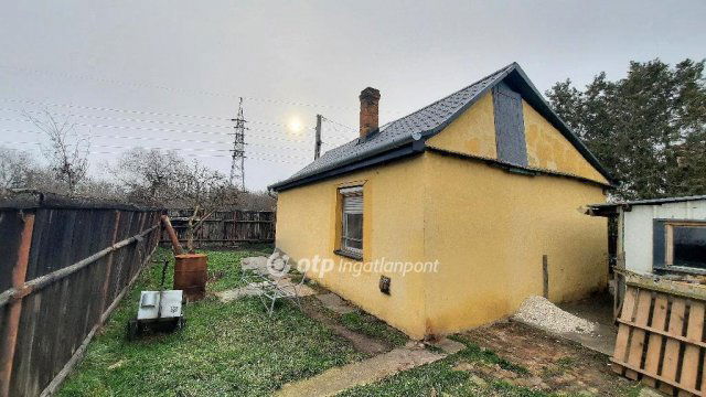 Eladó családi ház, Szolnokon 16.5 M Ft, 2 szobás