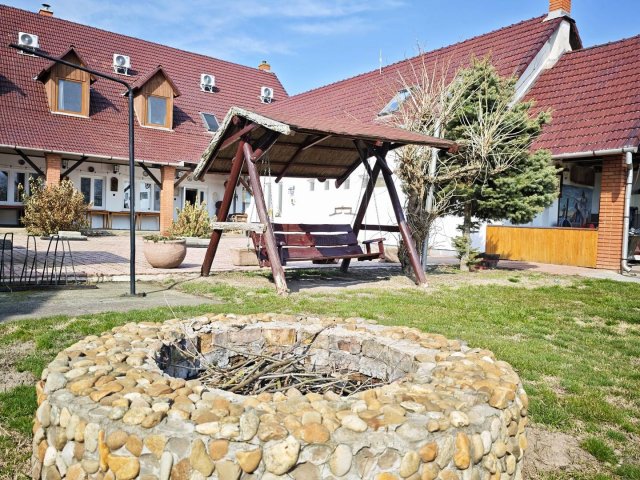 Eladó hotel, Bakson, Fő utcában 349 M Ft, 20+5 szobás