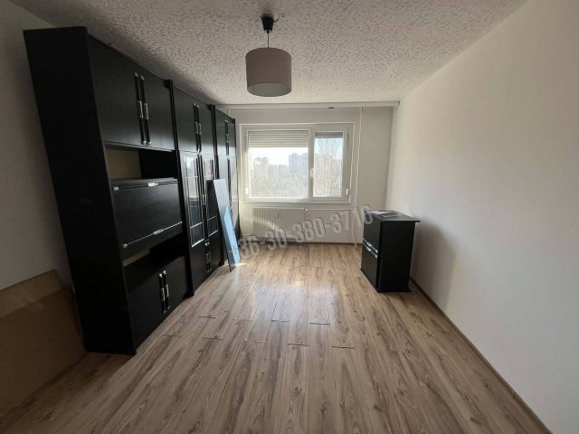 Eladó panellakás, Dunaújvárosban 23.9 M Ft, 1+1 szobás