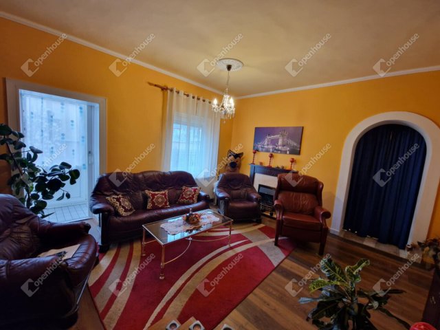 Eladó családi ház, Ászáron 64.9 M Ft, 5 szobás