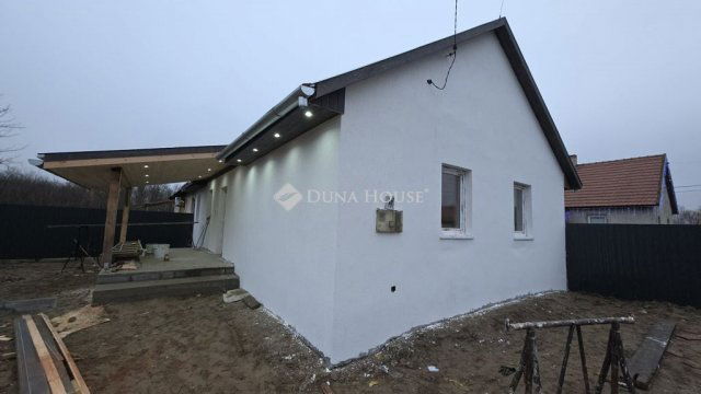 Eladó ikerház, Tápióbicskén 28.5 M Ft, 4 szobás