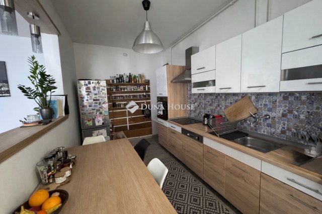 Eladó családi ház, Pécsett 79.99 M Ft, 3 szobás