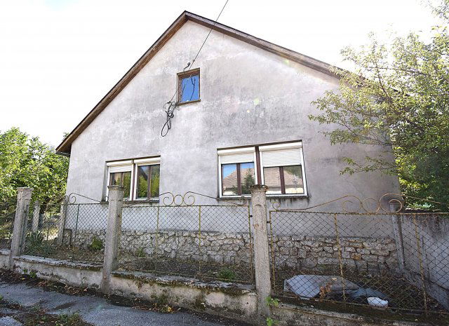 Eladó családi ház, Várpalotán 38 M Ft, 2 szobás