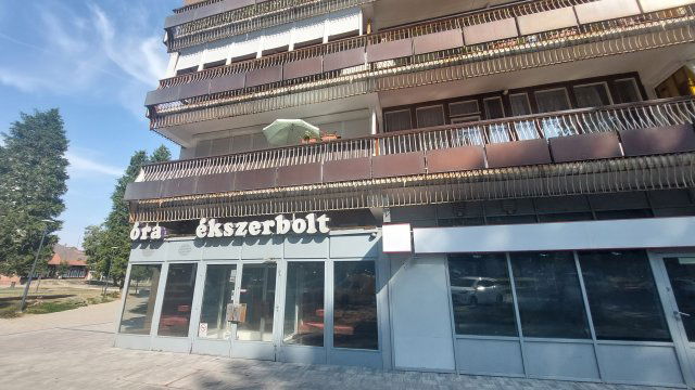 Eladó üzlethelyiség, Dombóváron, Hunyadi téren 33 M Ft